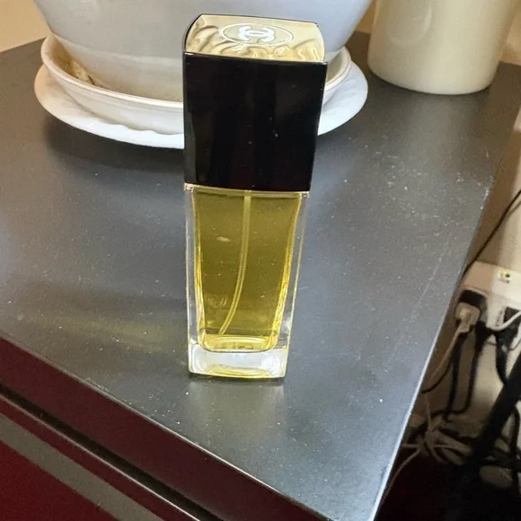 CHANEL N°5 1.7 oz with Black Cap and Golden Hue - Picture 5 of 6